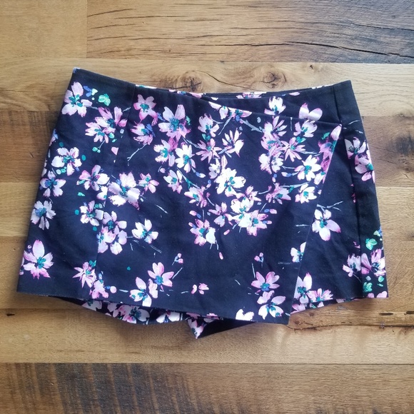 ⚡EXPRESS Black and Pink Floral Skort | Size 8 - Picture 1 of 4